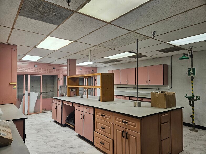 More Photos Of 1406-1414 E Pine St, Midland Warehouse For Lease