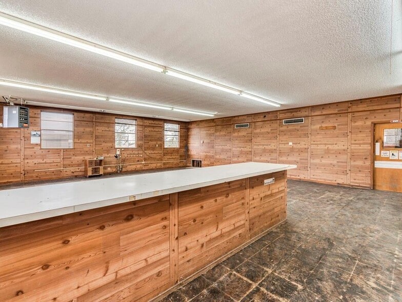 More Photos Of 185 S Titus St, Giddings Freestanding For Sale