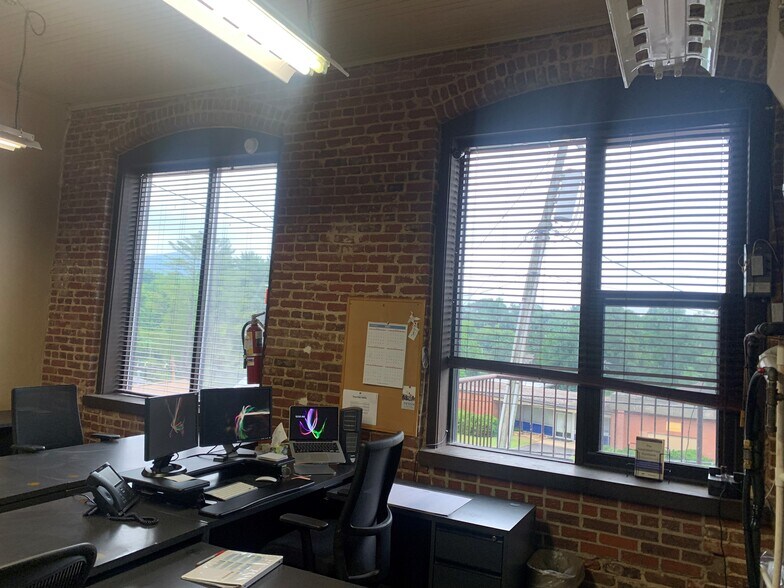 More Photos Of 16 N Trade St, Tryon Office For Sale