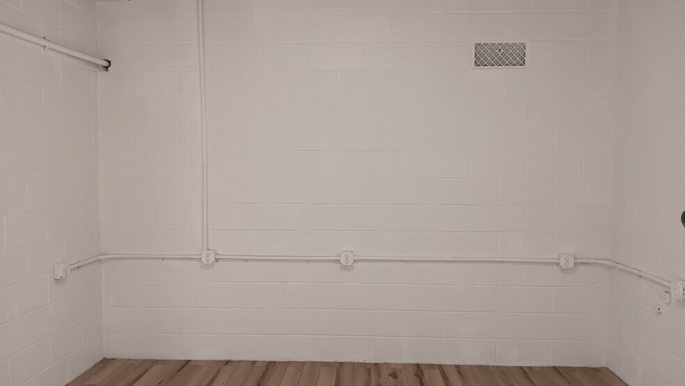 More Photos Of 215 S 14th St, Sarcoxie Showroom For Sale