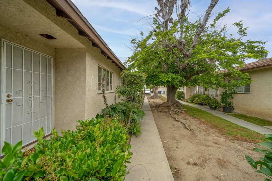 More Photos Of 2569 N Lincoln St, Burbank Multifamily For Sale
