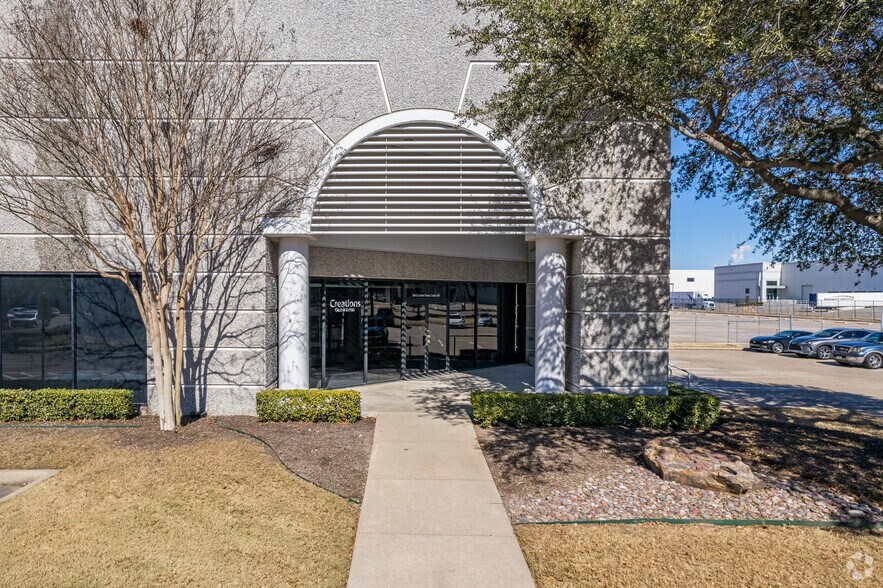 More Photos Of 3845 Grader St, Garland Distribution For Lease