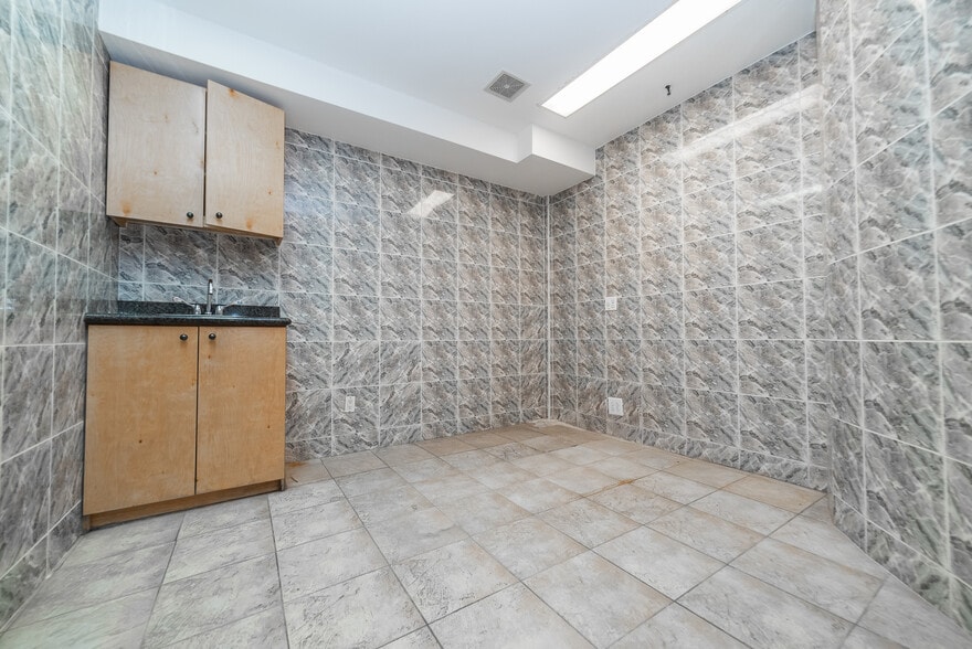 More Photos Of 1749 E 16th St, Brooklyn Storefront Retail Office For Sale