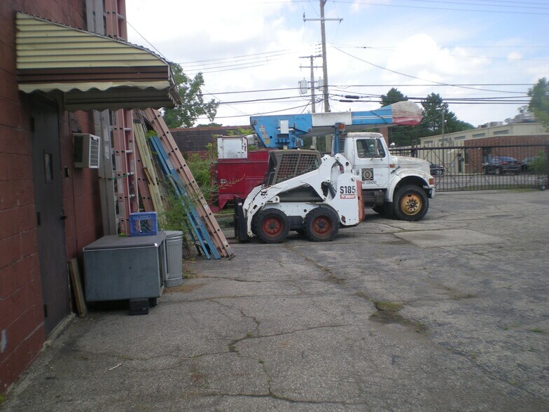 More Photos Of 12821 Capital St, Oak Park Warehouse For Sale