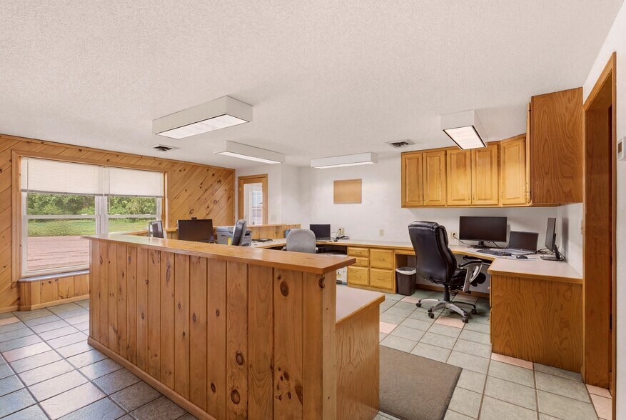 More Photos Of 520 W Broadway St, Blair Warehouse For Sale