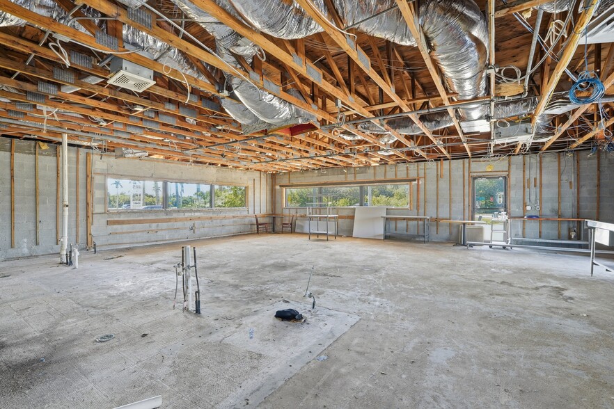 More Photos Of 16541 San Carlos Blvd, Fort Myers Restaurant For Sale