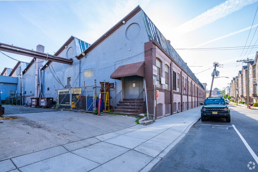 More Photos Of 567 52nd St, West New York Manufacturing For Lease