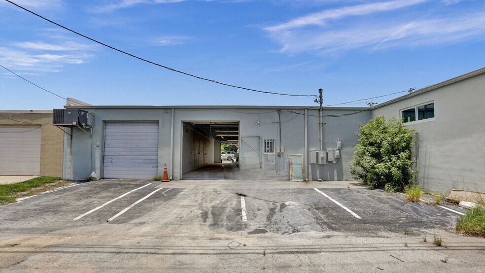 More Photos Of 3930-3948 NE 5th Ave, Oakland Park Warehouse For Lease