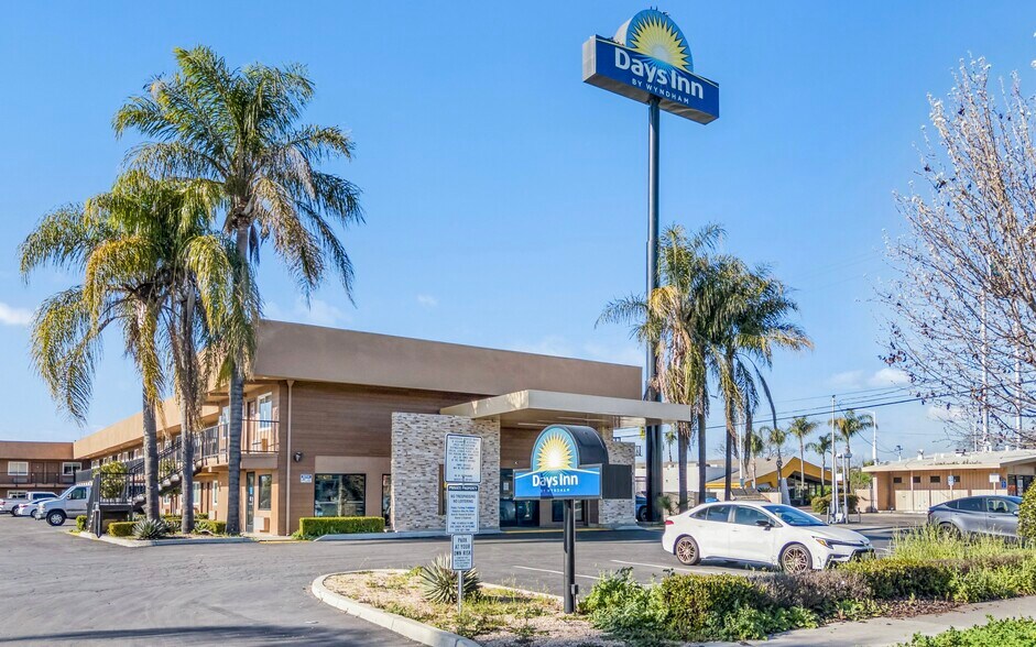 Primary Photo Of 1215 R St, Merced Hotel For Sale