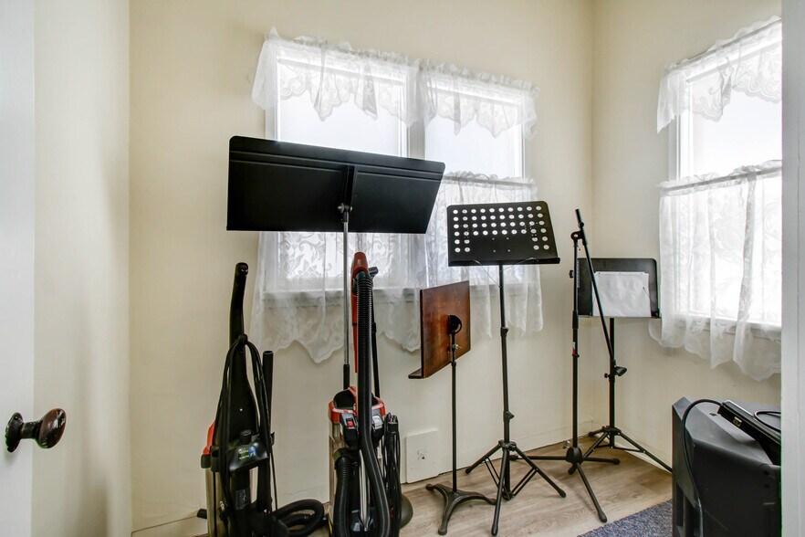 More Photos Of 724 S Glenoaks Blvd, Burbank Religious Facility For Sale