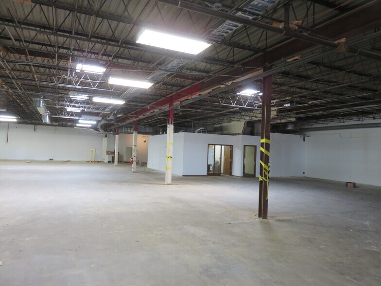 More Photos Of 800 E 10th St E, Hastings Manufacturing For Lease