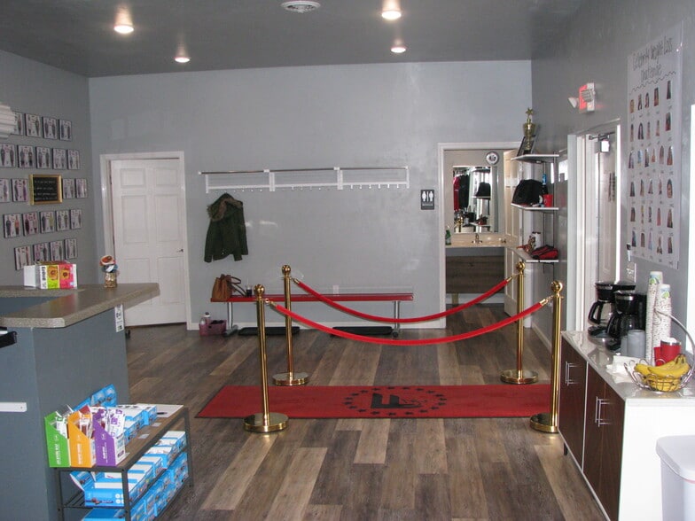 More Photos Of 3862 Norrie Dr, New Franken Showroom For Lease