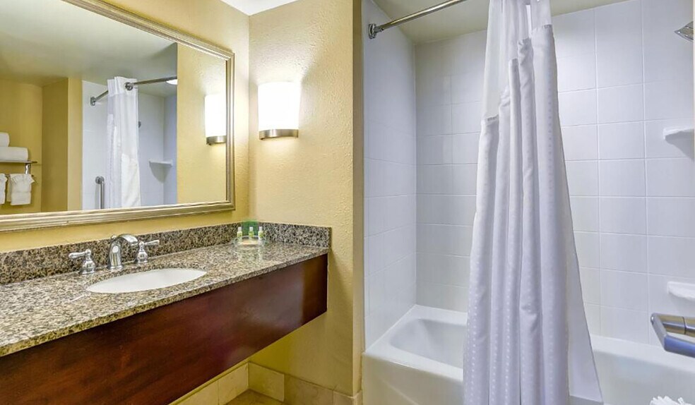 More Photos Of 251 Pennsylvania Pky, Indianapolis Hotel For Sale