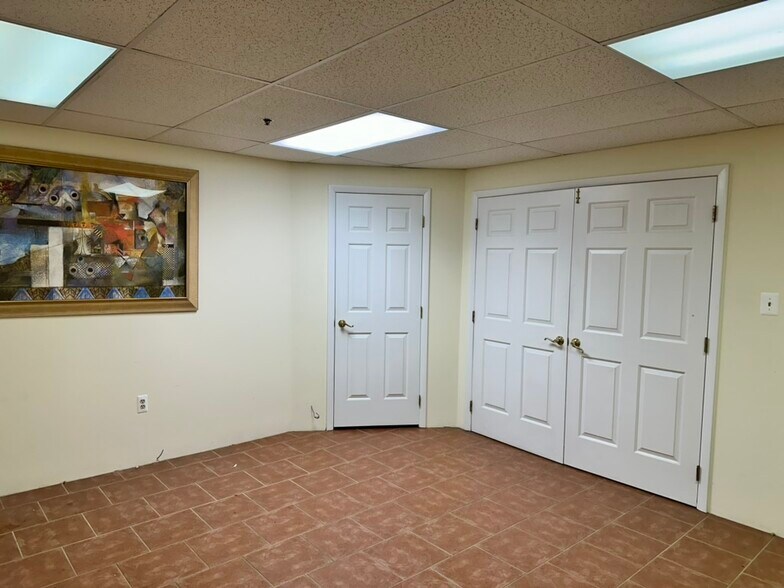 More Photos Of 76 Viaduct Rd, Stamford Warehouse For Lease