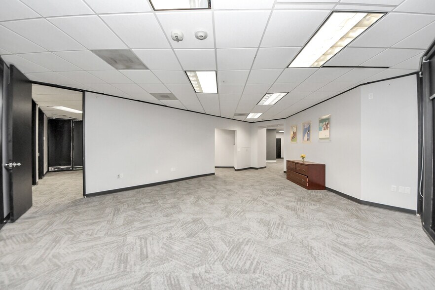 More Photos Of 6100 Corporate Dr, Houston Office For Sale