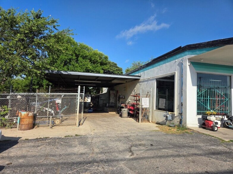 More Photos Of 5415 Blanco Rd, San Antonio Freestanding For Sale