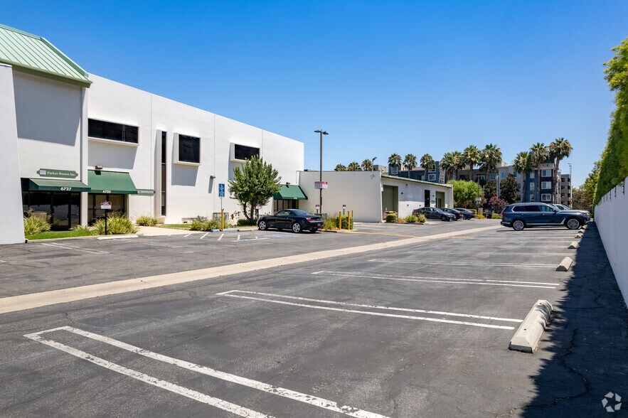 More Photos Of 6723-6743 Variel Ave, Canoga Park Light Manufacturing For Lease