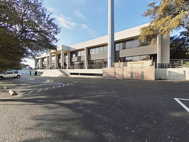 More Photos Of 10401 W IH-10, San Antonio Coworking Space