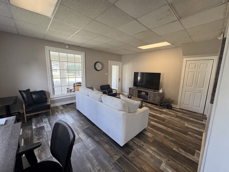 More Photos Of 1422 E Center St, Warsaw Freestanding For Sale