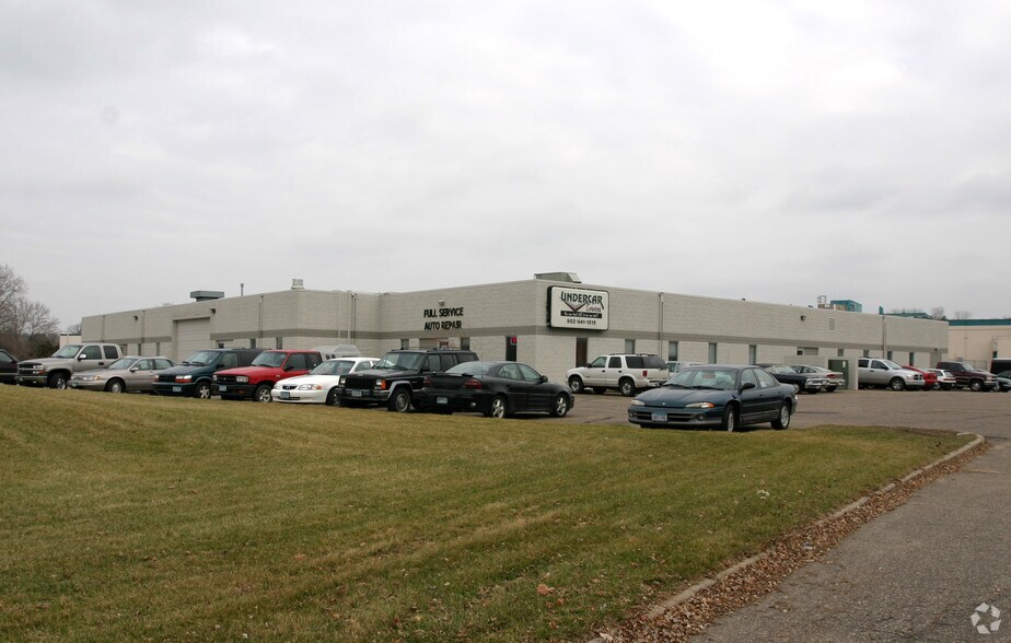 More Photos Of 6811-6843 S Washington Ave, Eden Prairie Showroom For Lease
