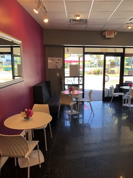 More Photos Of 382 Saint Armands Cir, Sarasota Storefront For Lease