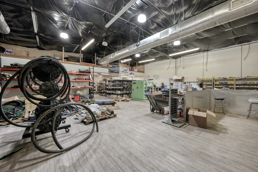More Photos Of 508 Bryant Rd, Conroe Manufacturing For Sale
