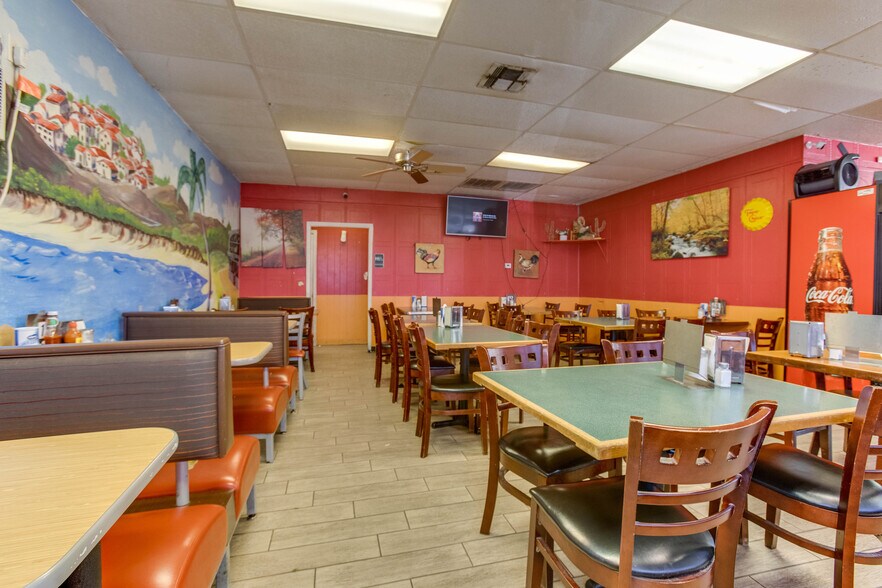 More Photos Of 2915 Market St, Baytown General Retail For Sale