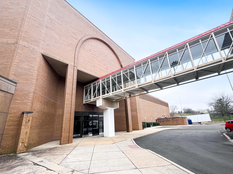 More Photos Of 2500 W Moreland Rd, Willow Grove Storefront For Lease