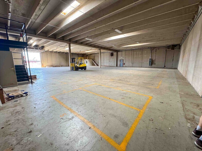 More Photos Of 3709 W Reno Ave, Oklahoma City Showroom For Lease