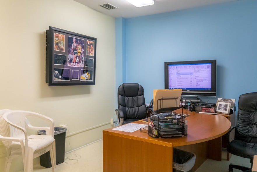 More Photos Of 1550-1582 Global Ct, Sarasota Light Manufacturing For Sale