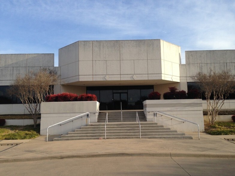 More Photos Of 3131 W Royal Ln, Irving Warehouse For Lease