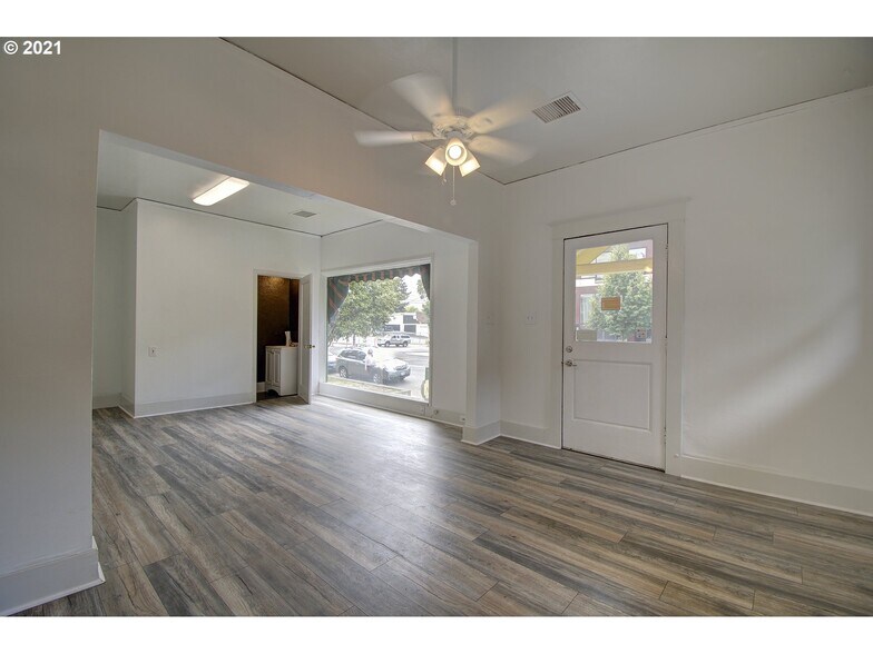 More Photos Of 4423 SE Hawthorne Blvd, Portland Office For Sale