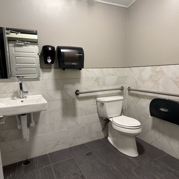 More Photos Of 935 Boyson Ct, Hiawatha Flex For Lease