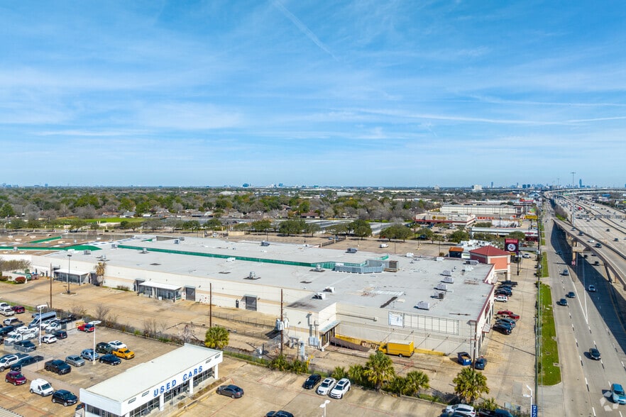 More Photos Of 12002 Southwest Fwy, Meadows Place Freestanding For Lease