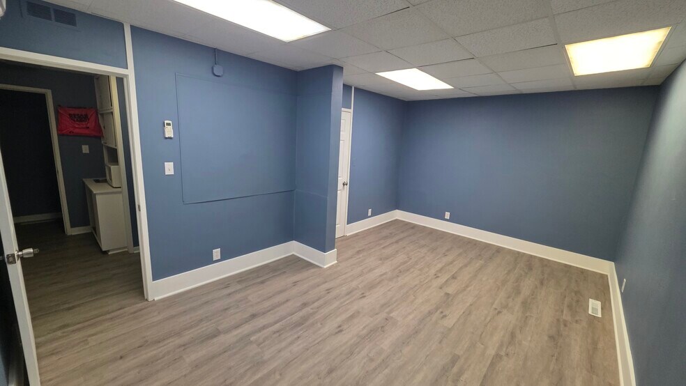 More Photos Of 243 Southbound Gratiot Ave, Mount Clemens Office For Sale