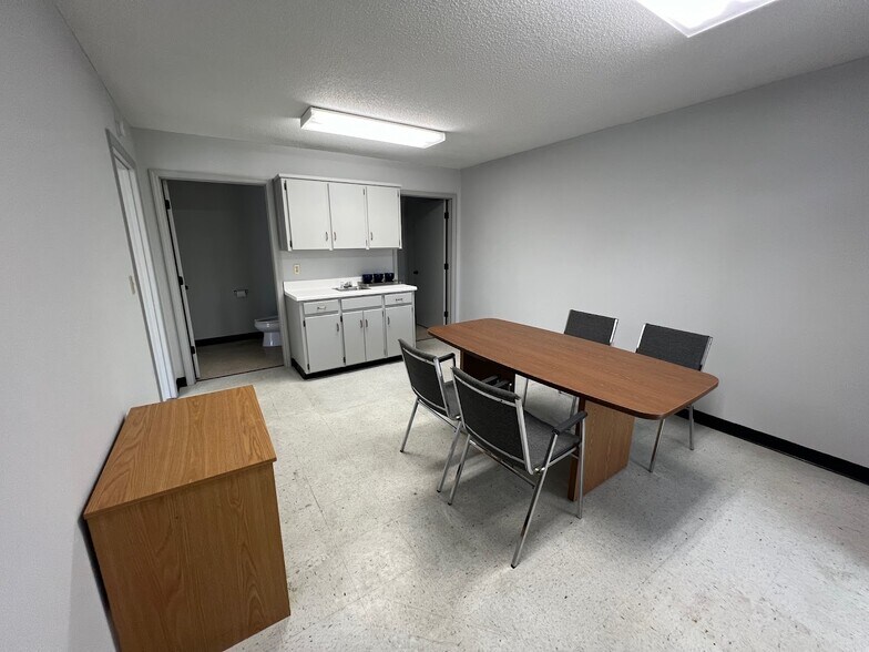 More Photos Of 585 Old Georgia Rd, Moore Warehouse For Lease