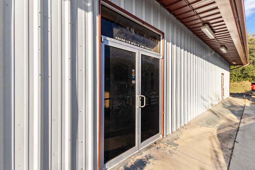 More Photos Of 13140 US Highway 281 N, Spring Branch Restaurant For Lease