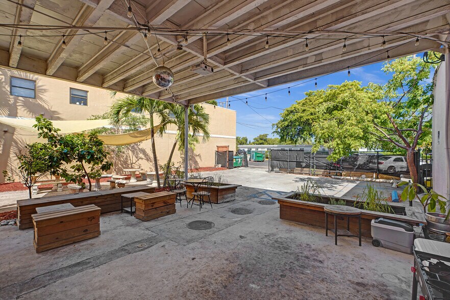 More Photos Of 12831 W Dixie Hwy, North Miami Freestanding For Sale