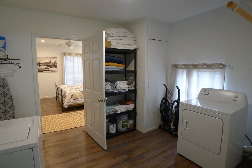 More Photos Of 747 Oasis St, New Braunfels Storefront Retail Residential For Sale