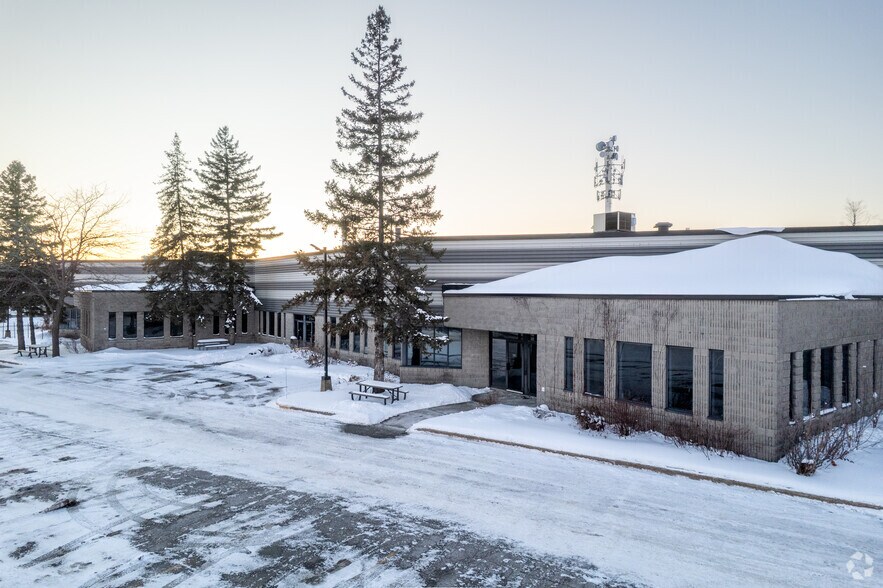 More Photos Of 1875-1905 Boul Lionel-Bertrand, Boisbriand Light Manufacturing For Lease