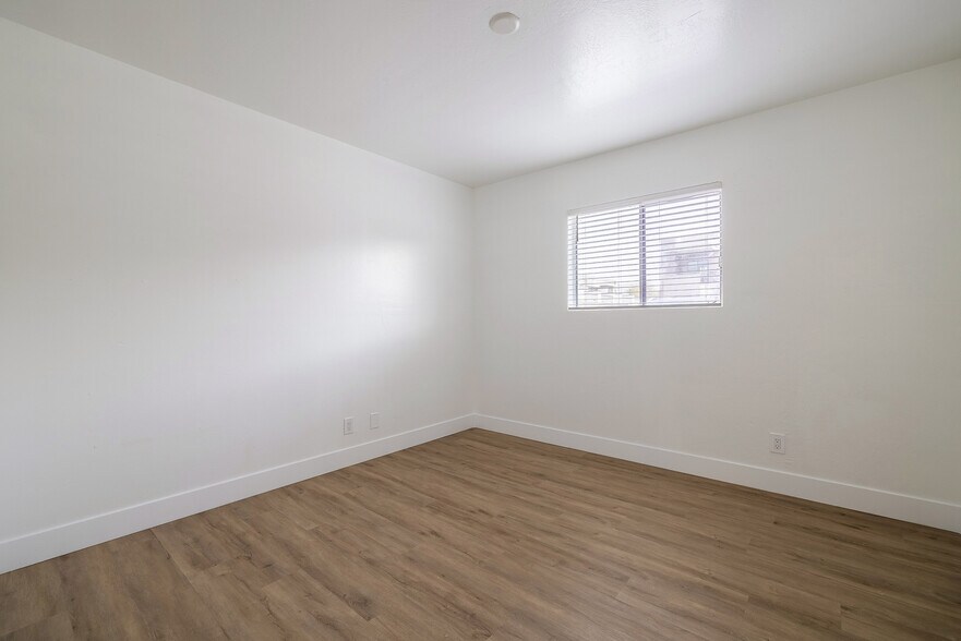 More Photos Of 2002-2010 N 50th St, Phoenix Apartments For Sale