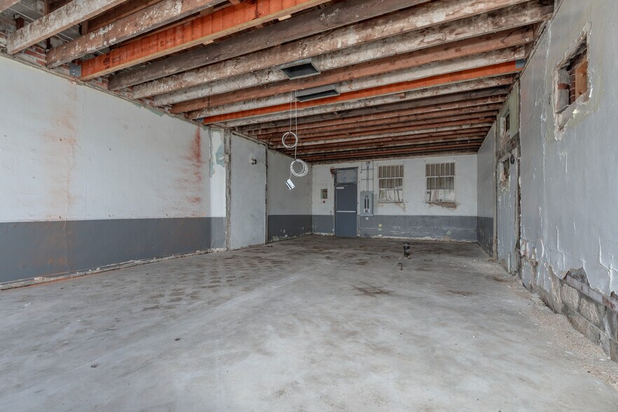 More Photos Of 10004 Gravois Rd, Saint Louis Storefront Retail Office For Lease