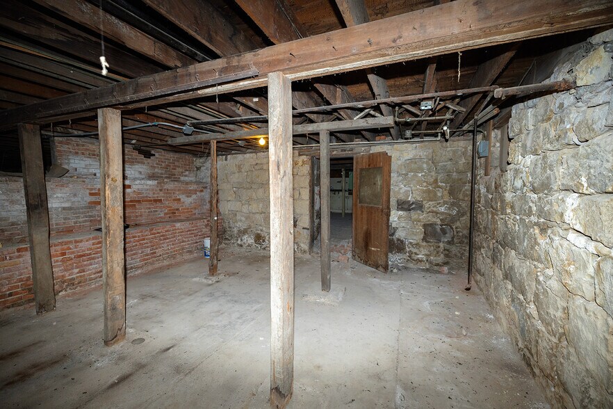 More Photos Of 115 N Main St, Lindsborg General Retail For Sale