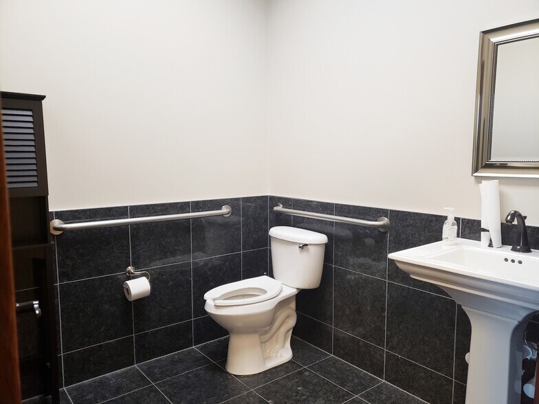 More Photos Of 14489 John Humphrey Dr, Orland Park Medical For Sale