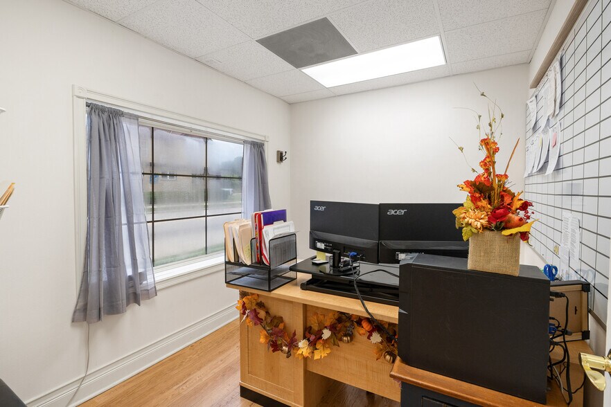 More Photos Of 316 N Main St, Lake Mills Office For Sale