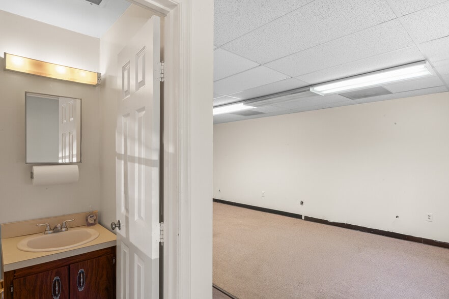More Photos Of 7003 Kilworth Ln, Springfield Office For Sale