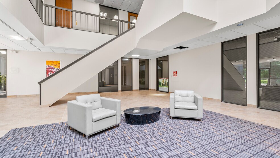 More Photos Of 800 W Sam Houston Pky S, Houston Office For Lease