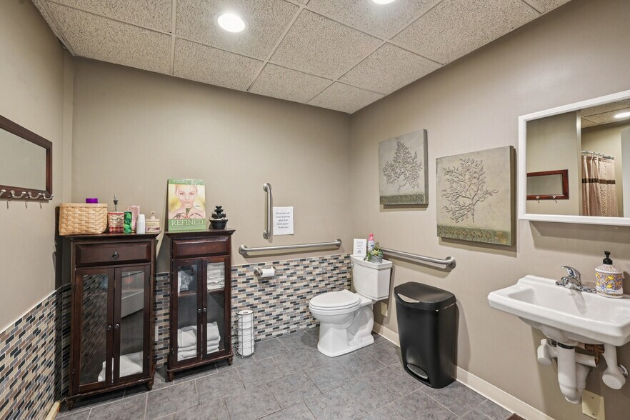 More Photos Of 56 N Franklin St, Delaware Freestanding For Sale