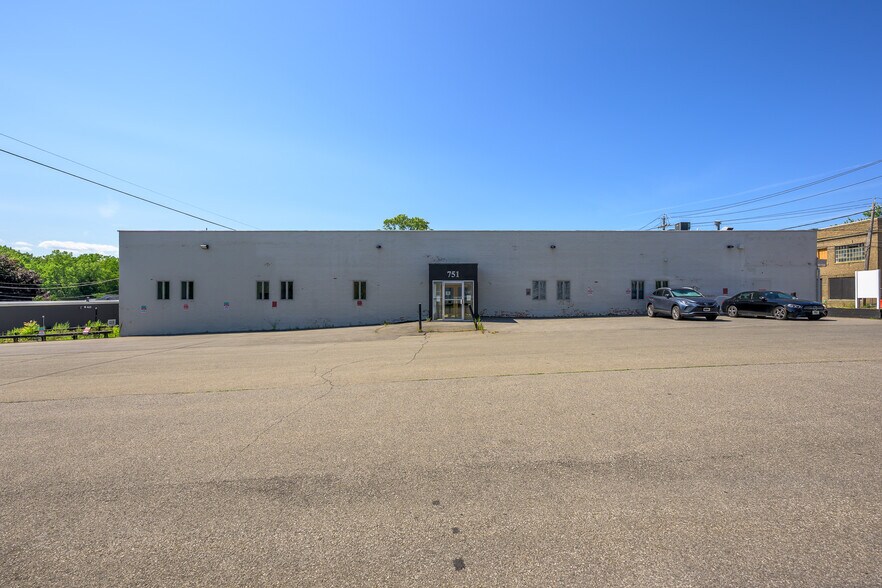 More Photos Of 749 Warren St, Hudson Flex For Sale