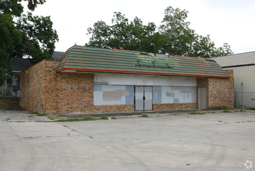 Primary Photo Of 1136 E Grayson St, San Antonio Convenience Store For Sale